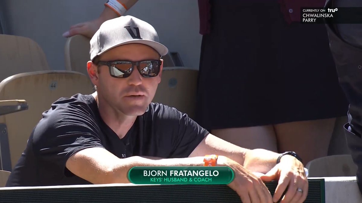 Madison Keys' coach and husband Bjorn Fratangelo gives a glimpse into their strategy heading into the third set 🧠 #RolandGarros