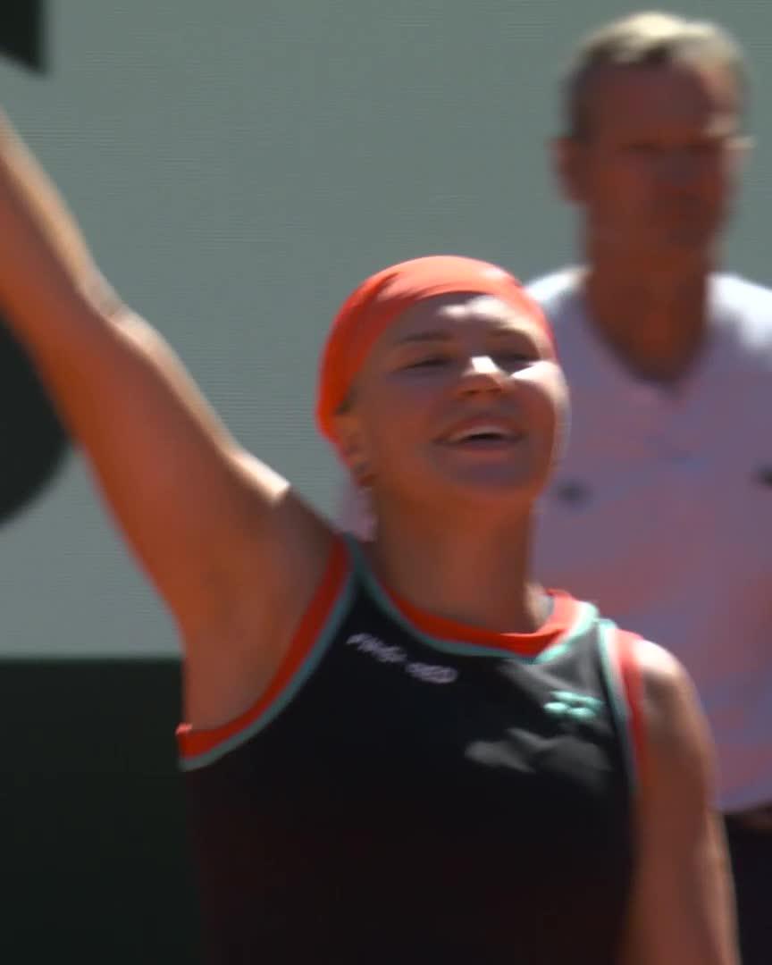 Diana does it! Smile if you're into your first Grand Slam quarterfinal 😁 #RolandGarros
