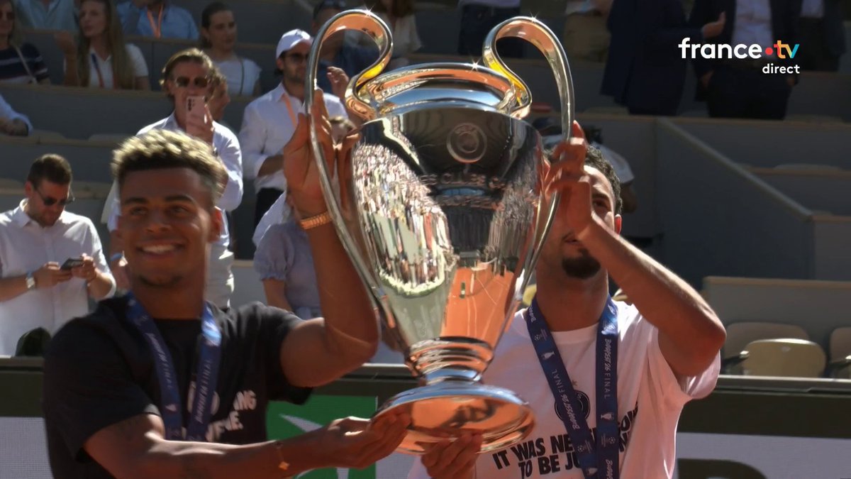 LES DEUX LIGUES DES CHAMPIONS DU PSG SONT À ROLAND GARROS CET APRÈS-MIDI 🤩🏆 Désiré Doué et Warren Zaïre-Emery ramènent la première ! 🇫🇷😁🎾