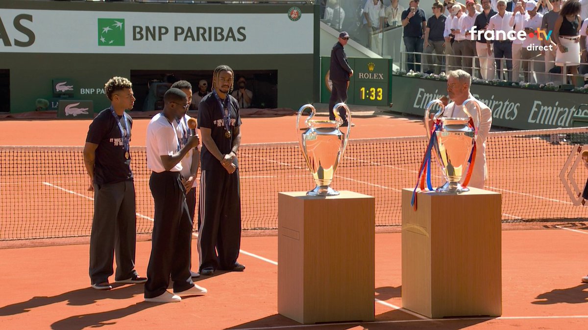 « ICI C’EST… PARIS » 🤩❤️💙 Ousmane Dembélé 🇫🇷 fait le SHOW à Roland Garros 🎾. 😁