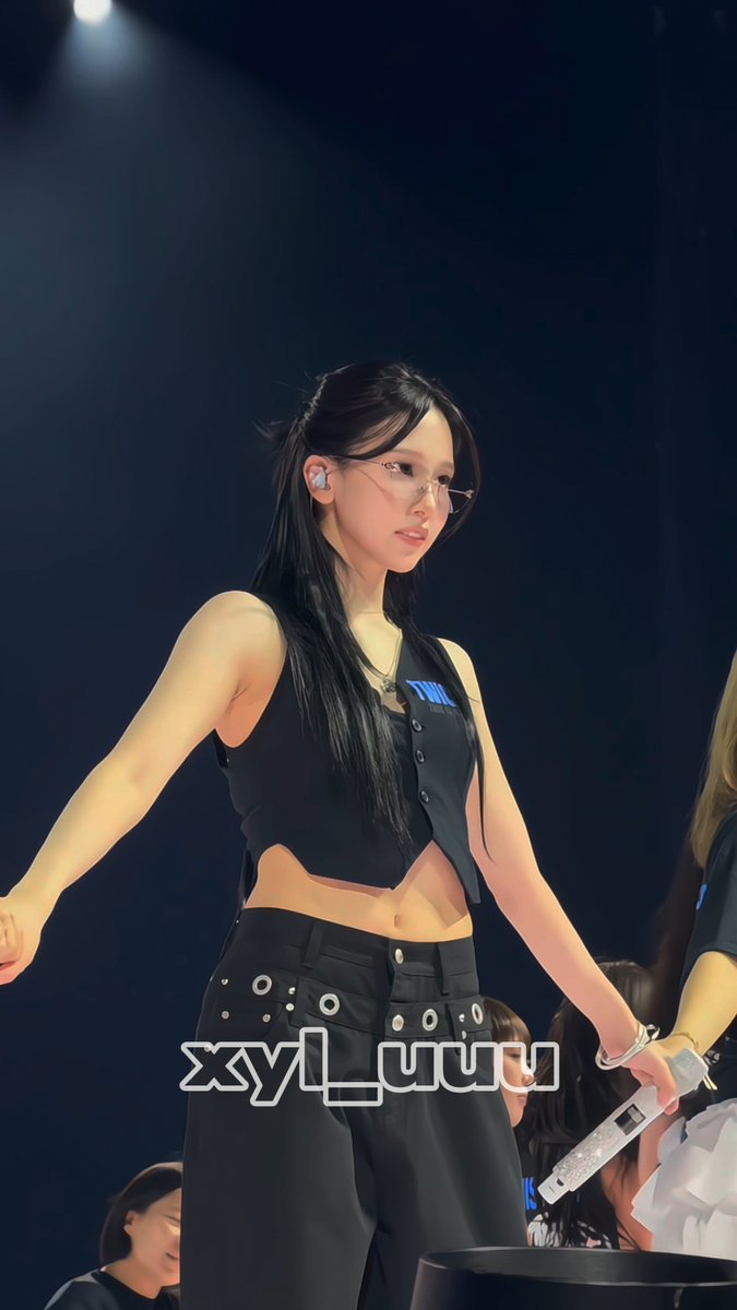 HOW DOES SHE KEEP GETTING EVEN MORE GORGEOUS EVERY SINGLE DAY??