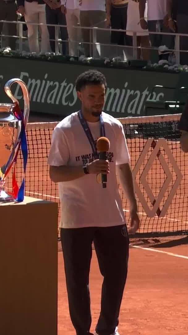 WZE 🇫🇷 qui lance le fameux chant sur le court, les émotions 🥹🥹🥹🥹🥹