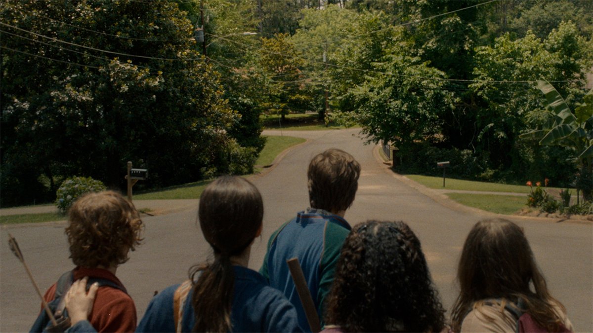 Dinosaurios en el barrio en el nuevo tráiler para THE END OF OAK STREET, con Anne Hathaway y Ewan McGregor. La unión de fuerzas de David Robert Mitchell y J.J. Abrams pinta más a JUMANJI que a IT FOLLOWS. Estreno el 13 de agosto en España.