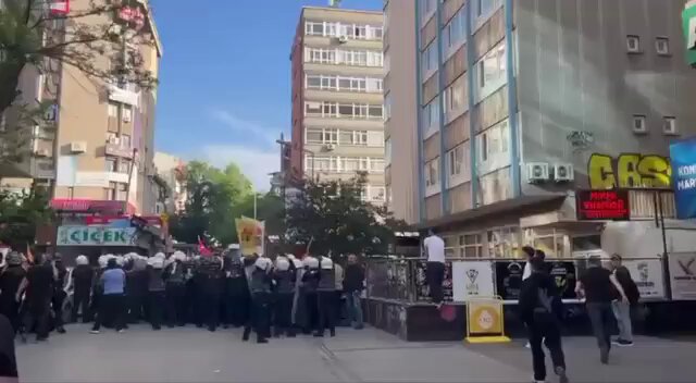 Ankara’da Gezi Parkı anması için toplanan kalabalığa yönelik polis müdahalesinin ardından gözaltılar başladı.