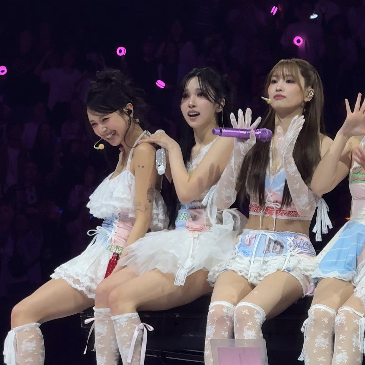 Chaeyoung getting tired and leaning on Mina so Mina gives her a little shoulder massage, they're so cute 🥹