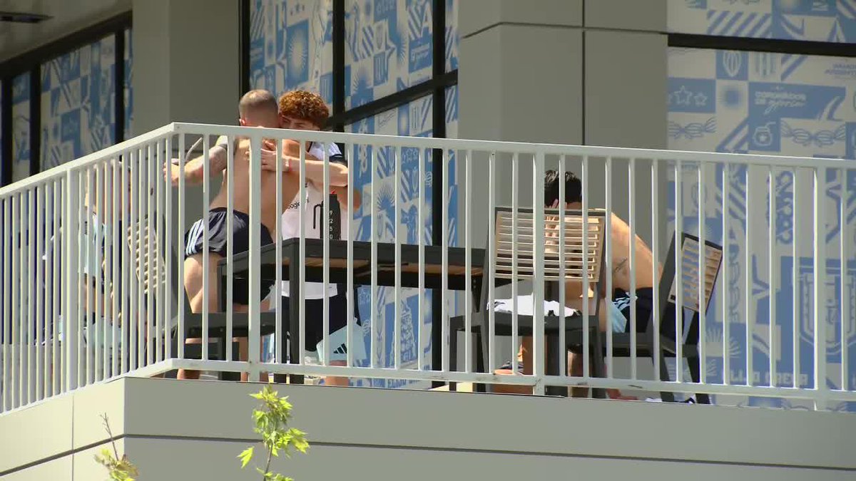 ¡CLIMA MUNDIALISTA EN KANSAS CITY! Con el torso descubierto, Nico González y Alexis Mac Allister toman sol y disfrutan de unos mates en la concentración de la Scaloneta. Luego, se suma el Colo Barco... ¿Te gusta este tridente para la Copa del Mundo? 🏆 #ESPNMundial