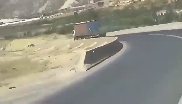 شاحنة تفقد الفرامل في منحدر خطير في الجزائر🇩🇿 وتنقلب بطريقة مخيفة 😨