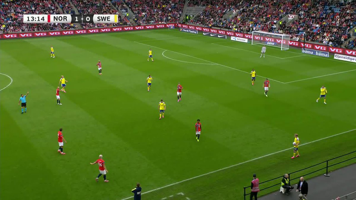 ⚠️🌎 YA SE APLICÓ LA NUEVA REGLA. ⛔️ Suecia demoró en hacer el saque de banda y el árbitro SANCIONÓ LATERAL PARA EL RIVAL. ⁉️ ¿Opiniones?