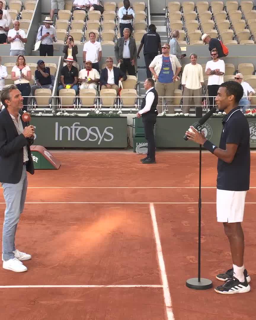 🗣️"Je ne suis pas Français mais quand même très francophone. Je sais qu'il n'y a plus de Français mais je vais devoir compter sur votre support pour essayer d'aller au bout." Il est bon Felix Auger-Aliassime. Il sait se mettre le public dans la poche.