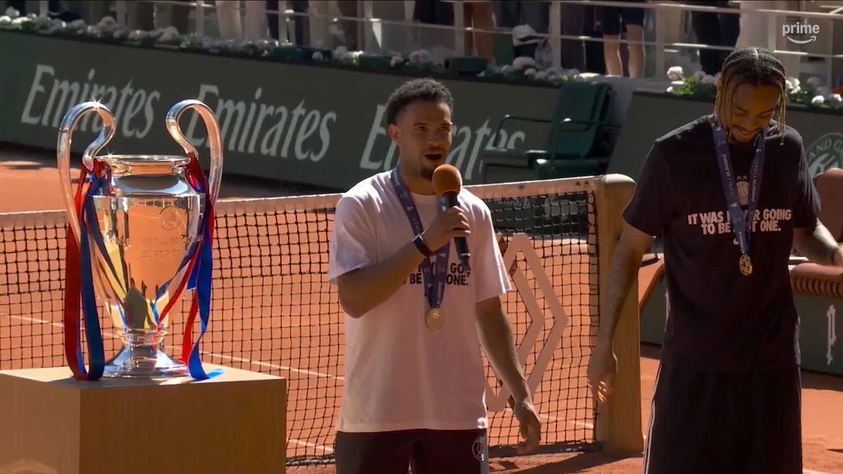 "PARIS SG, TOUS ENSEMBLE ON CHANTERAAAAA" 🎶❤️💙 Il connaît tous les chants par cœur Warren 🇫🇷. 🤩