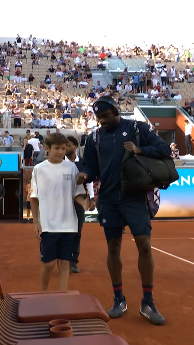 The kid Frances Tiafoe walked out with for his match didn't fist pump him so he does it himself 😭😭😭😭😭😭