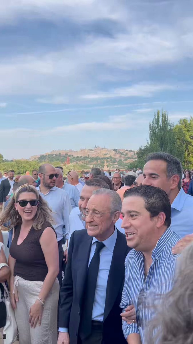 Tarde en Toledo para el encuentro entre Florentino Pérez y los peñistas del Real Madrid C.F. 📸⚽️ #MuchaHistoriaPorHacer…