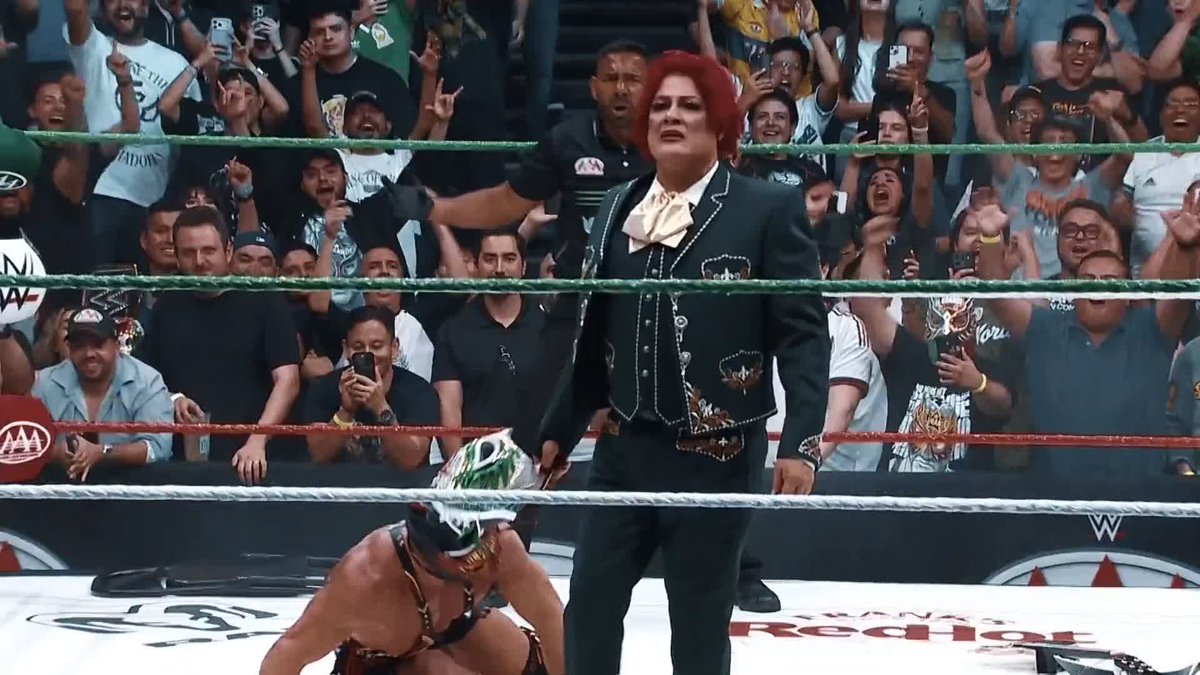 Recuerda que al terminar #WWERaw llega la lucha de MÁSCARA vs. MÁSCARA de #AAANocheDeLosGrandes en Netflix: El Grande Americano vs. El Original Grande Americano