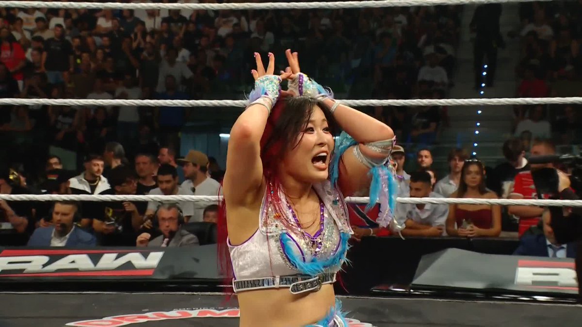 IYO SKY ADVANCES!!! 🤩 Will IYO SKY be Queen of the Ring?