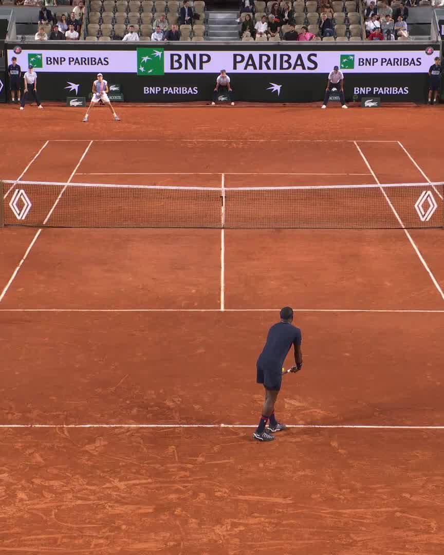 Matteo Arnaldi is playing LIGHTS OUT tennis against Frances Tiafoe at Roland Garros. Ridiculous. 😮‍💨😮‍💨😮‍💨😮‍💨