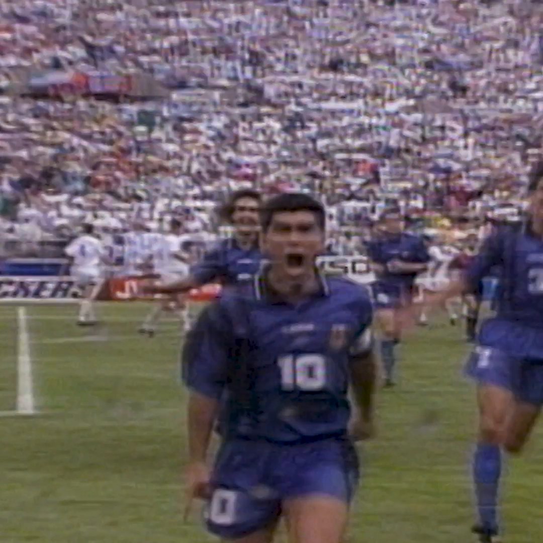 Esse golaço do Maradona contra a Grécia na Copa do Mundo de 94 🤯🇦🇷 Olha a velocidade da troca de passes. 👀 Nostálgico!