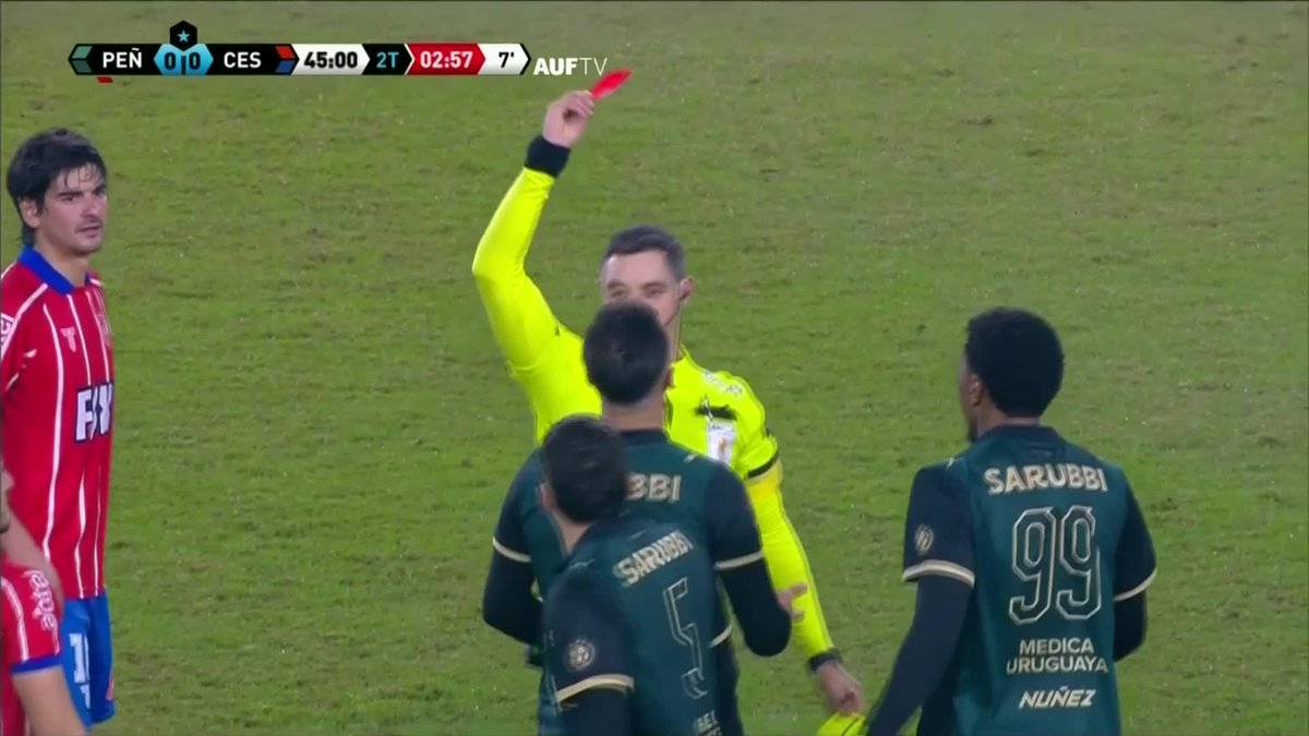 🚨DESCONTROL TOTAL El llamado del VAR🖥️ es entendible ya que Ferreira impacta en la cara de un rival que juega primero el balón Luego Peñarol perdió el control ante un árbitro con poco diálogo y escasa capacidad de manejo sin recurrir a las tarjetas🟨🟥