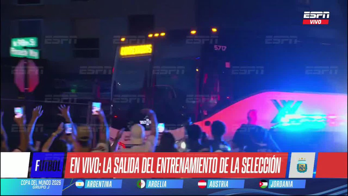 PRIMER ENTRENAMIENTO COMPLETADO: la Selección Argentina terminó la práctica y regresa al hotel. 📺 #ESPNF10 | #DisneyPlus Plan Premium