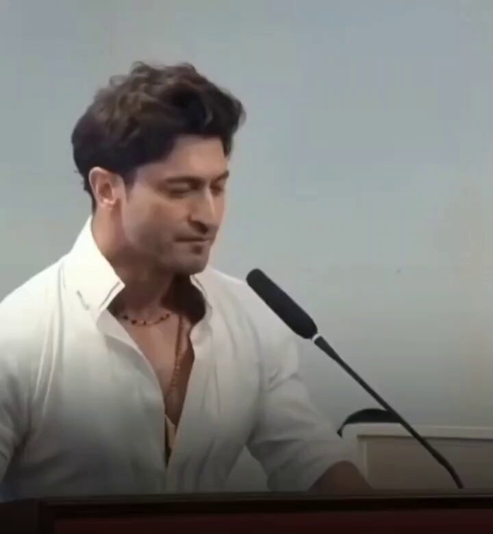 संस्कृत बोलने वाला हीरो विद्युत जामवाल ने कैवल्यधाम में भारतीय योग के राष्ट्रीय राजदूत के रूप में संस्कृत भाषण दिया टैलेंट भी, सनातनी संस्कार भी... विद्युत जामवाल अलग ही नेक्स्ट लेवल का बंदा है