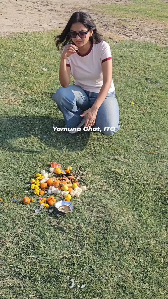 हद है…!! नदी के घाट पर चार लड्डू चढ़ा दो… वो भी पाम ऑयल से बने हुए… एक आर्टिफिशियल फूल माला चढ़ा दो… तुम्हारे सारे संकट दूर हो जाएँगे… क़र्ज़ा दूर हो जाएगा… रिश्तेदार सुधर जाएँगे… बच्चे सफल हो जाएँगे… नौकरी लग जाएगी… मनचाहा पति मिलेगा, मनचाही पत्नी मिलेगी… मनचाही गर्लफ़्रेंड भी मिलेगी…बॉयफ़्रेंड भी…!!!