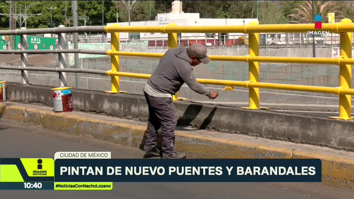¡Adiós al rayo ajolotizador! Los puentes peatonales y mobiliario urbano que las autoridades de la CDMX habían pintado de morado, los regresaron a color amarillo. ¿Nos sobra dinero como para pintar y despintar?