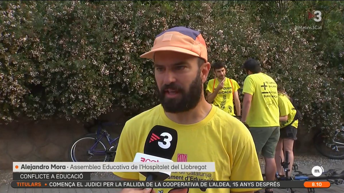 Els sindicats minoritaris de l'educació porten la vaga al Barcelonès: "Ens falta tot. L'acord no recull les necessitats del col·lectiu." La Clara Pàmies Codina porta l'última hora des de la Gran Via de Barcelona, tallada per desenes de docents #Matins3Cat