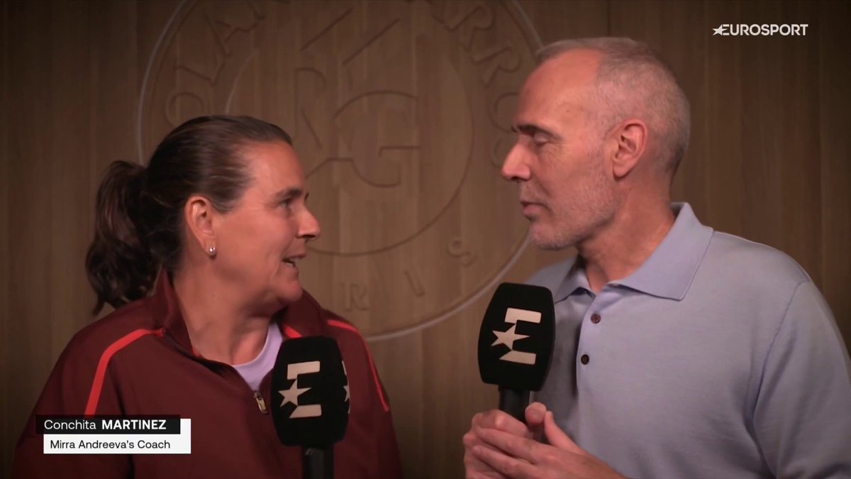 🎙️ Conchita Martínez 💙 con Alex Corretja sobre Mirra Andreeva antes de su partido de cuartos de final de #RolandGarros ante Sorana Cirstea: 🫡 "Mirra lo pasó mal, pero ahora la veo centrada"