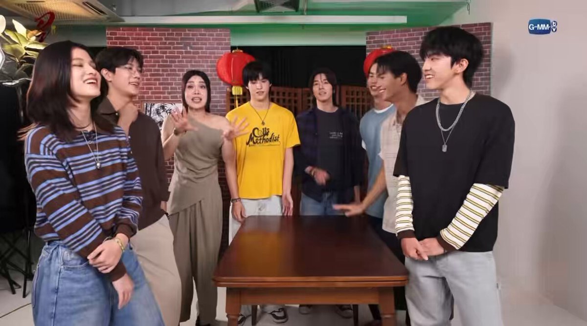 นานิ : ทำไมห้ามกวาดบ้านกลางคืน มันว่างกลางคืนพอดีง่ะ สมมติวันนี้ทั้งวันไม่ว่าง เช้าออกไปทำงาน ห้องแบบไม่ไหวละ กลางคืนขอทำความสะอาดหน่อยเถอะ จูโน่ : พี่ชาย พี่นี่ขี้สงสัยจริงๆ 555555555555555สมถาชื่อนานิ ลูกกระจ๊อกเล่นละ55555555555 #WUTheSeriesEP5