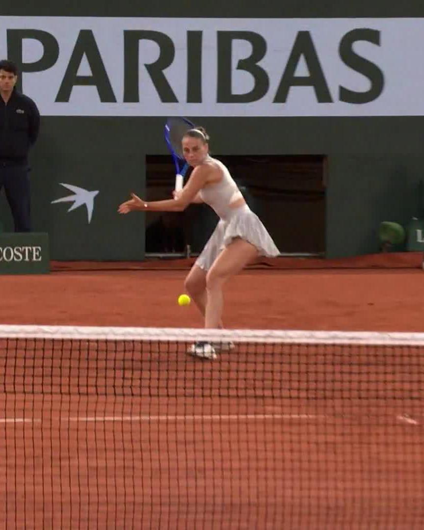 Some magic from Marta on her way to claiming the first set over Svitolina ✨ #RolandGarros