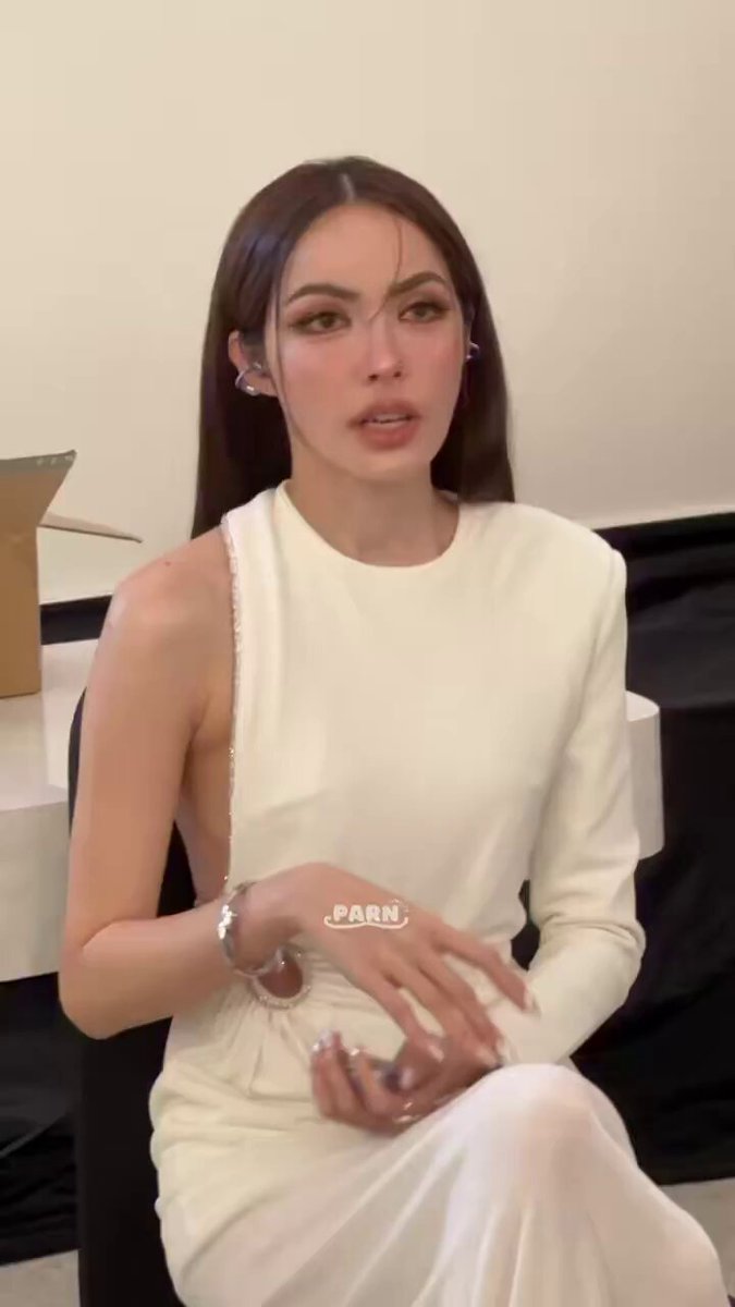 ชล:ห้ามวิ่งได้ไหม ต้องเดินๆ แล้วก็ต้องดูคนข้างๆด้วย โอเคไหม? //ชาล็อคเลี้ยงแฟนคลับมาอย่างดี😊 ꒰ #ชาล็อตออสติน #CharlotteAustin ꒱