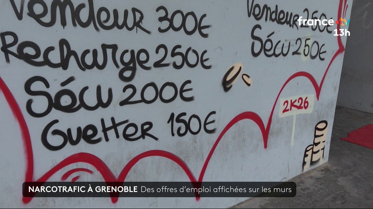 🔴 Des offres d'emploi sont maintenant affichées sur les murs d'un quartier du centre-ville de Grenoble (Isère) pour recruter des petites mains. Tarif affiché : 300 euros la journée pour un vendeur. #JT13H