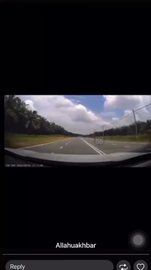 KOMEN: Jangan lepas reman dua hari...perhatian media dan orang ramai dah kurang...sohai ni tiba-tiba lepas atas jaminan polis atau setakat kena saman memandu secara melulu dan potong garisan berkembar yea...Johor nak PRN...PDRM sila buat keja elok-elok yea.. Mata seluruh negara bertumpu ke arah Johor waktu ini. Pastikan kena caj sebabkan kematian. Abang dia pun patut kena caj...Berapa ramai orang kita mati sebab hobi suka berlumba atas jalan dia tu.... Nahas lima maut: Remaja 19 tahun pandu Mercedes-Benz A250 direman dua hari 02 Jun 2026 12:57pm BATU PAHAT - Seorang remaja lelaki berusia 19 tahun ditahan reman selama dua hari bermula hari ini bagi membantu siasatan berhubung kemalangan maut yang mengorbankan lima nyawa, termasuk empat sekeluarga di Jalan Renggam-Simpang Renggam, di sini semalam. Perintah reman hingga esok itu dikeluarkan oleh Majistret Mustaqim Sukarno di Mahkamah Majistret Batu Pahat bagi membolehkan siasatan lanjut dijalankan mengikut Seksyen 42(1) Akta Pengangkutan Jalan 1987. Terdahulu, suspek yang juga pemandu kereta jenis Mercedes-Benz A250, dan berpakaian lokap berwarna coklat, tiba di pekarangan mahkamah kira-kira 10.20 pagi dengan diiringi pegawai polis. Semalam, polis mengesahkan penahanan remaja berkenaan susulan nahas ngeri yang membabitkan lima kenderaan berkenaan. Ketua Polis Daerah Kluang, Asisten Komisioer Bahrin Mohd Noh dilapor berkata siasatan awal mendapati suspek disyaki memandu kenderaannya secara melulu bersama-sama sebuah kereta BMW 530e yang dipandu oleh abangnya berusia 22 tahun. Beliau berkata, kemalangan pada 1.15 tengah hari itu berlaku apabila BMW 530e hilang kawalan di lokasi kejadian sebelum memasuki laluan bertentangan dan melanggar Perodua Alza, Toyota Vios, Proton Wira dan sebuah lagi Mercedes-Benz. Akibat daripada perlanggaran itu, empat sekeluarga termasuk seorang kanak-kanak perempuan berusia 10 tahun disahkan meninggal dunia di lokasi kejadian akibat kecederaan parah pada bahagian kepala dan badan. Sementara itu, abang suspek yang memandu kenderaan BMW 530e berkenaan dilaporkan meninggal dunia ketika dalam perjalanan ke hospital akibat kecederaan parah yang dialaminya. - Bernama