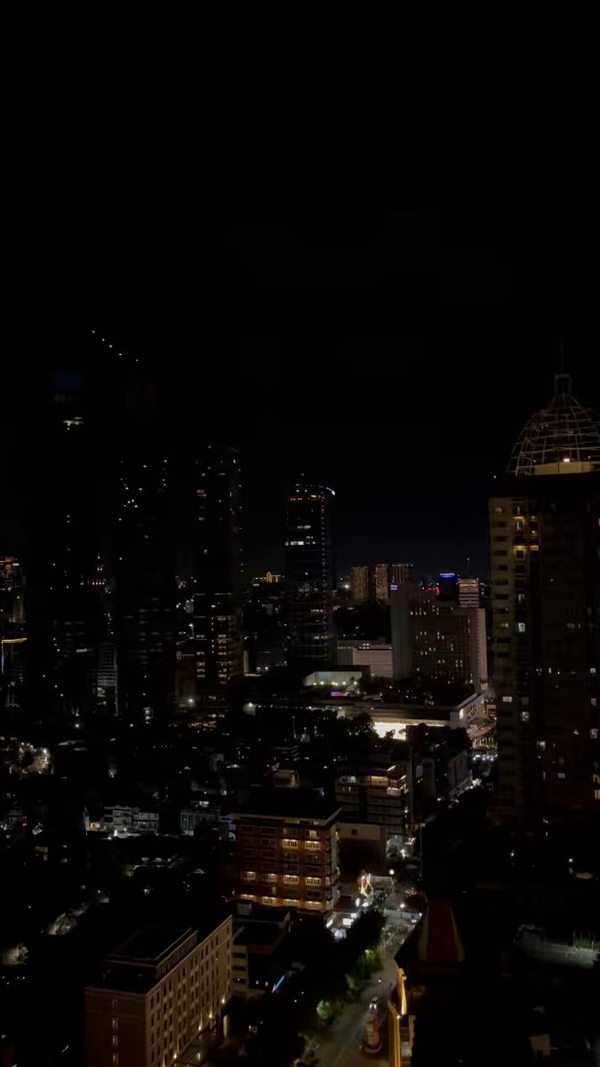 staycation view citylight kota jakarta tapi versi low budget. ini lokasinya di apartemen cosmo terrace ya. 1 malamnya cuma 350k aja. dibawah apart ini tu pusat belanja “thamrin city”. konsep kamarnya ala-ala jepang gitu. menurutku dengan harga segini oke banget sih, karena jalan kaki bisa sampe ke GI, PI dan mrt bundaran HI. disini kalian juga bisa masak karena disediain alat masak juga. tapi waktu aku kesana kulkasnya belum ada huhuhu. nama tempatnya di traveloka “Viabnb” nanti aku taro linknya dibawah ya. link penginapan👉