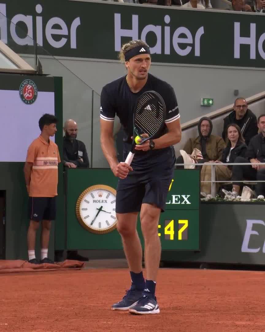 Zverev fights back and makes it 5-5 in the first set 🧱 #RolandGarros