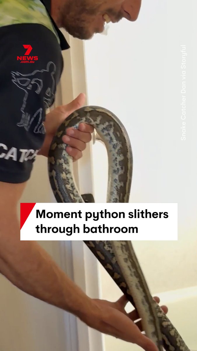 La señora estaba por ir al baño pero se regaló al dejar la puerta abierta