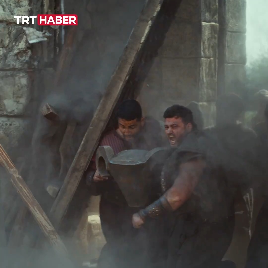 TRT 1'in sevilen dizisi Mehmed: Fetihler Sultanı'na milli güreşçilerimizin gücü damga vurdu. Taha Akgül ve Rıza Kayaalp rol gereği omuz attıkları 1 tonluk kale kapısını yerinden söktü. Kapı kırılınca sahne değişti. Hafızalara kazınacak sahne 9 Haziran’da izleyiciyle buluşacak.