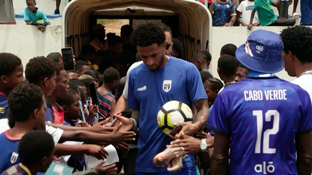 ⚽ 🏆 🇨🇻 Cape Verde, a small country dreaming big ahead of its first World Cup Before heading to the United States, Cape Verde players train across the archipelago, cheered on by supporters. "This country is small but the dream is big," says the director one football academy