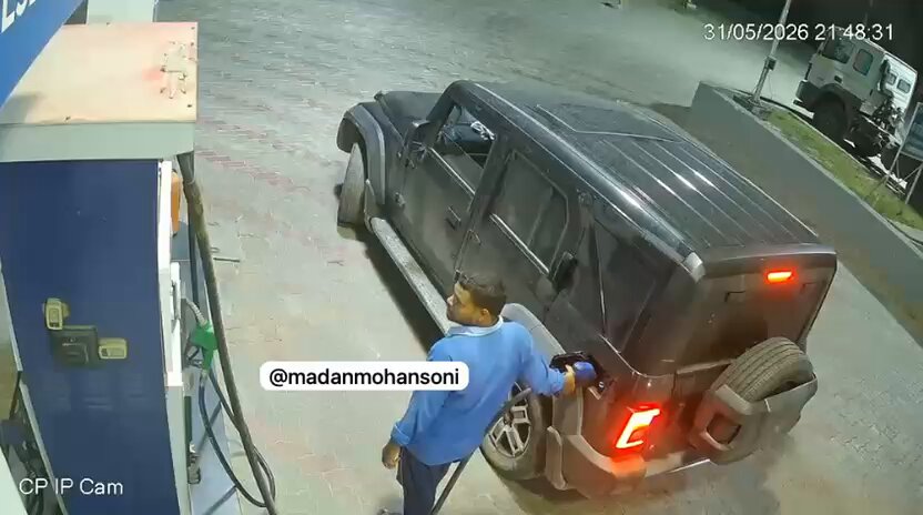 Mathura: Black Mahindra Thar without number plate filled fuel at a petrol pump &amp; sped off without paying. Salesman tried to stop it but failed.