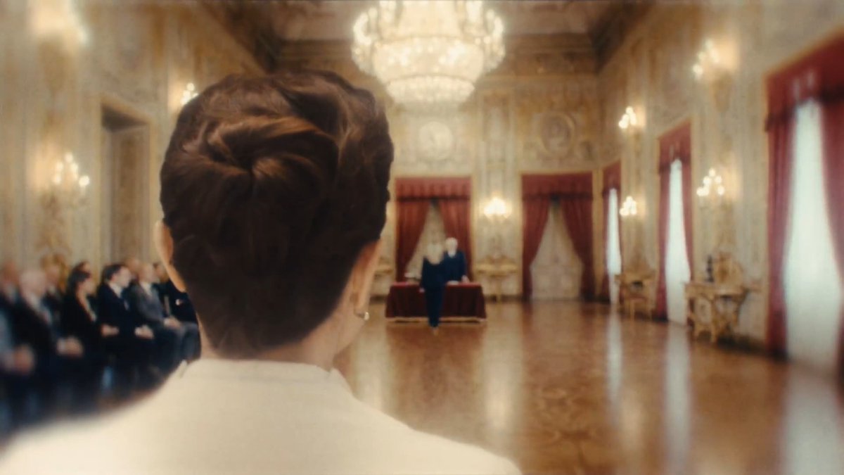 Sto guardando "C'è ancora Meloni", la mirabolante opera neorealista in cui una Teresa del 1946 sogna la futura Signor Presidente donna e decide di andare al voto. Vi assicuro che non è opera mia, ma non escludo di metterci mano!