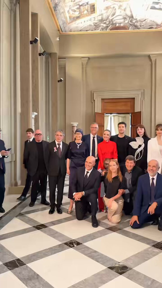 Il Presidente Mattarella saluta gli artisti e gli sportivi che parteciperanno allo spettacolo per gli 80 anni della Repubblica 🇮🇹