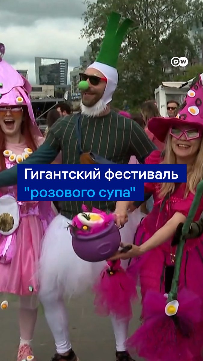 Безудержное розовое веселье: в Литве с размахом отпраздновали фестиваль холодного борща - супа шалтибарщай. Центр Вильнюса окрасился в розовый - под стать этому супу, а кефир лился рекой. Просто посмотрите!