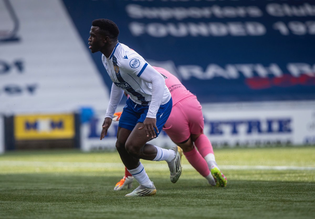 Karşınızda Gambiya'nın bağrından kopup gelmiş Adama Sidibeh. 3 yıl önce İngiltere 10. ligindeyken bu sezon Stockport County'i Championship'e taşıyacaktı. Çabuk, kuvvetli, yırtıcı, sert basan bir forvet. Pozisyon bilgisi iyi. Anadolu takımlarının dikkatine.