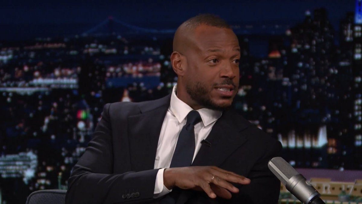“By the way, go NEW YORK KNICKS!” -marlon wayans #FallonTonight