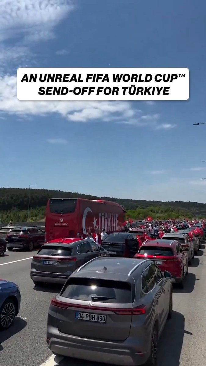 The Türkiye national team is now bound for North America after this massive convoy 🇹🇷 (Via X/turkic_x)