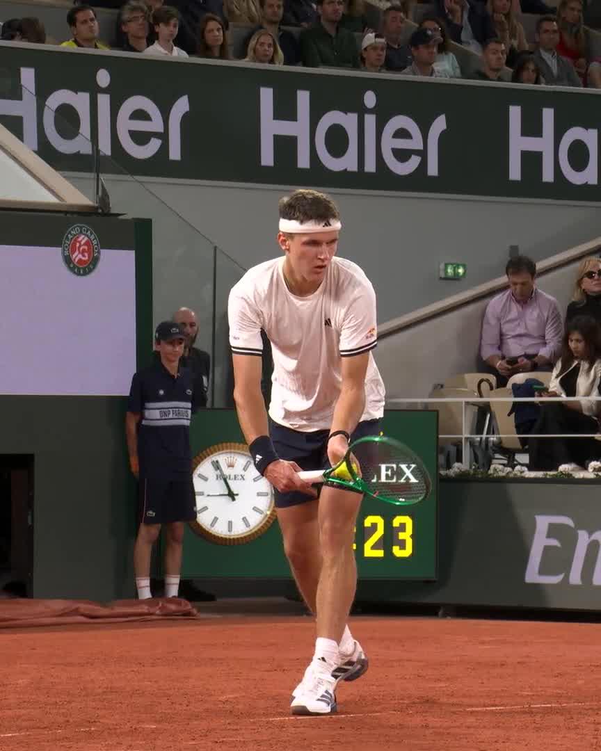 João Fonseca wins a terrific point against Jakub Mensik at Roland Garros Tremendous passing shot to finish it off. 🇧🇷