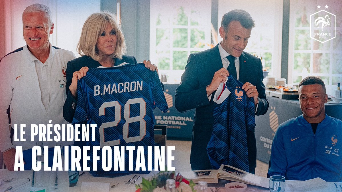 Le Président de la République a rencontré l'Equipe de France à Clairefontaine à quelques jours du départ aux Etats-Unis pour la Coupe du Monde 2026. Il est également allé à la rencontre de l'@equipedefrancef de Laurent Bonadei !