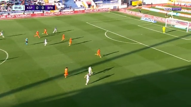 Samsunspor’un 6 numara aradığı dönemde aklımdan çıkaramadığım oyuncu Mickael Tirpan… Tirpan, top kesebilen, dikine pas atabilen ve süratli nadir 6 numaralardandı… Tirpan, 33.8km/h ile sprint rekoru kırıyor⬇️
