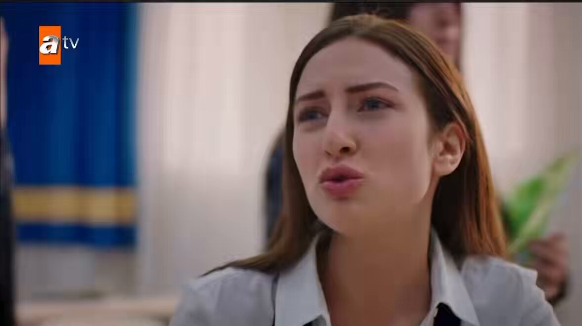 Kırgın çiçekler de bence cemre bir süre daha kötü karakter olarak kalmalıydı daha çekişmeli olurdu defne çok ezik kalıyordu Merve ve Aleyna bile defneyi eziyordu bazen o yüzden cemre çok çabuk iyi tarafa geçirildi