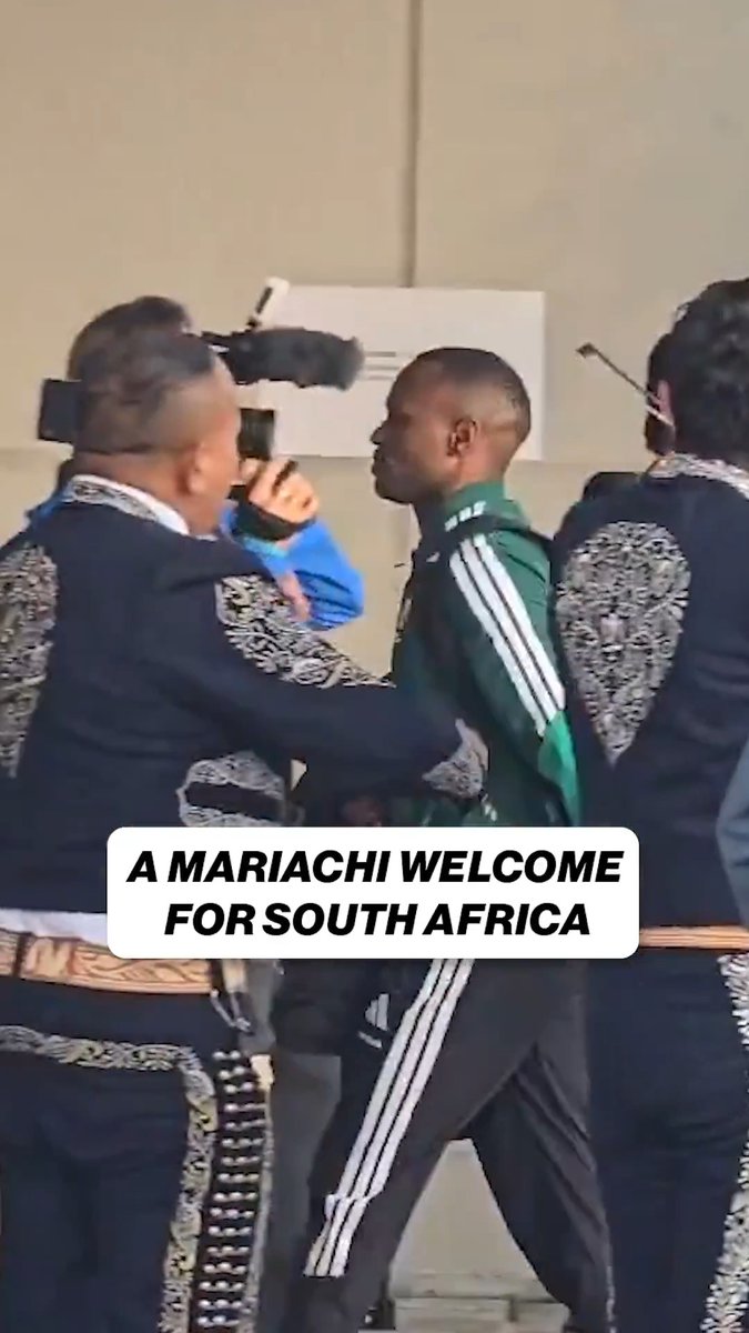 Mexico City welcomed South Africa in style ahead of their FIFA World Cup opener 🇲🇽 🇿🇦 (via x/OmarVV9)