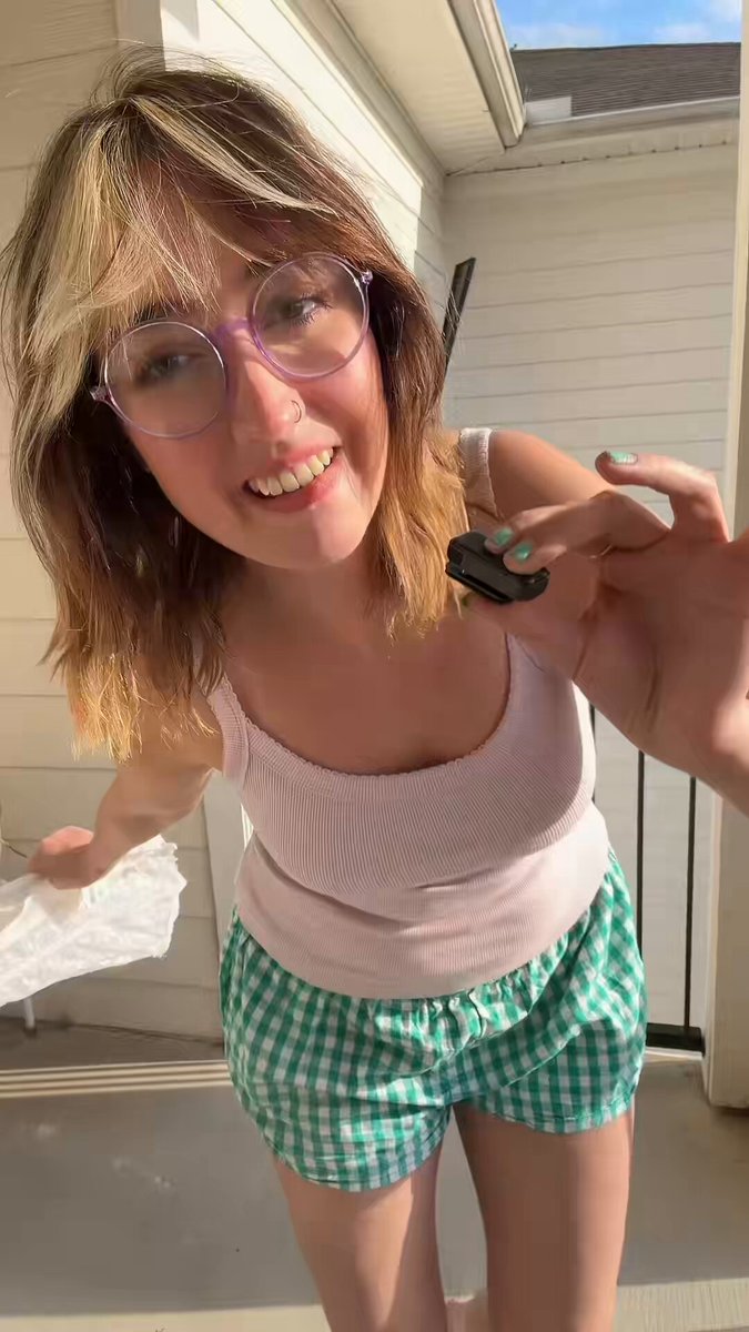 Styling a thrifted top from the 80’s in my conceal carry OOTD